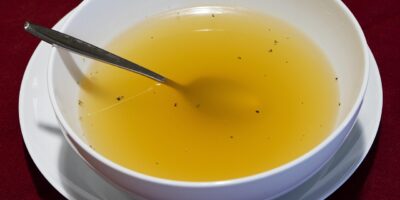 Schüssel mit Klarer Brühe