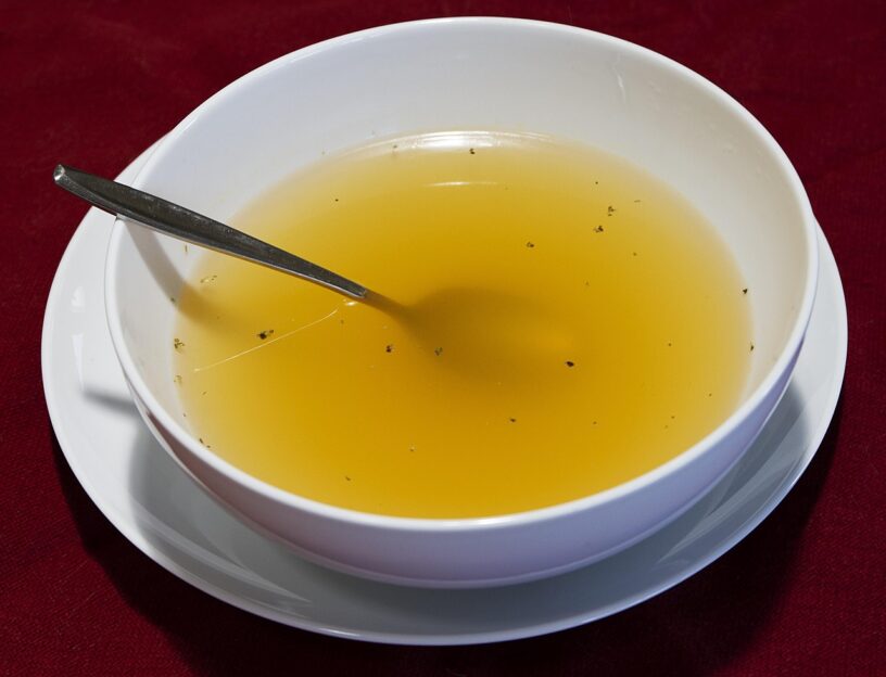Schüssel mit Klarer Brühe